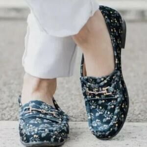 CAbi Carnaby Velvet Loafers Women's 7 6005 Blue Floral Flats